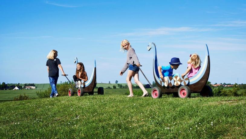 Børn leger ved vikingemuseet ladby