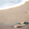 Fodspor i sandet på stranden