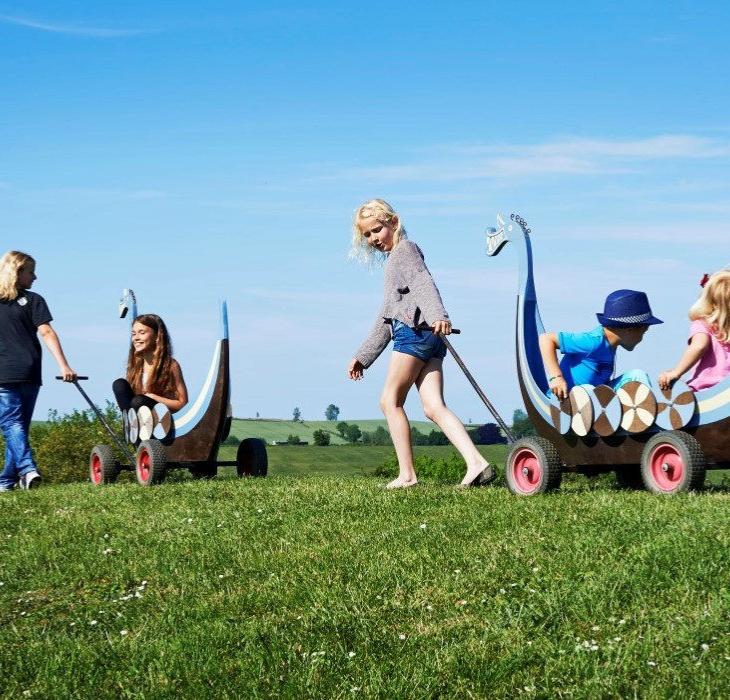 Børn leger ved vikingemuseet ladby