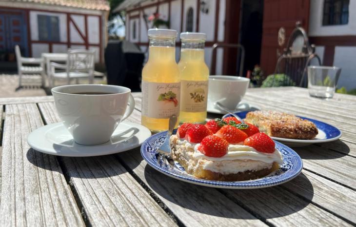 Kaffe og jordbærtærte